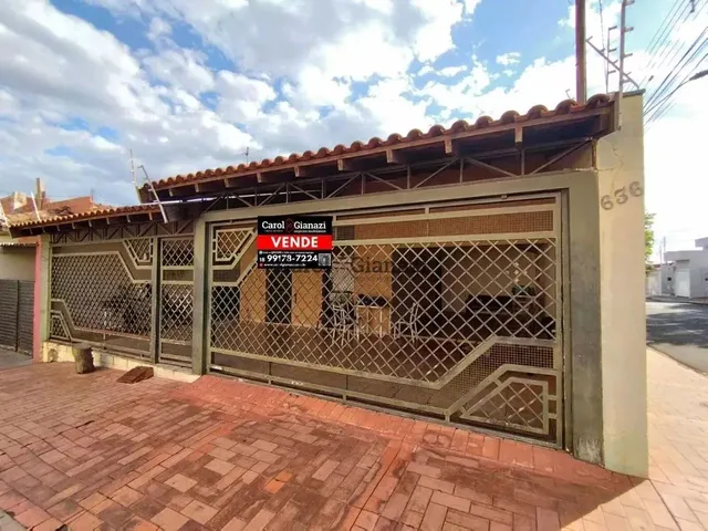 Imagem: A casa possui 4 Dormitórios, 1 Suíte, 3 Banheiros, 4