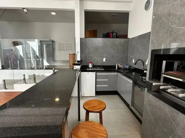 Imagem: A casa possui 3 Dormitórios, 1 Suíte, 4 Banheiros, 2
