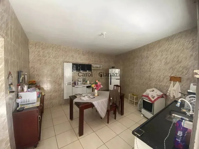 Imagem: A casa possui 3 Dormitórios, 1 Suíte, 2 Banheiros, 3
