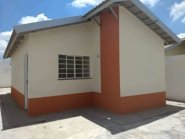 Imagem: A casa possui 2 Dormitórios, 1 Banheiro, 2 Vagas na