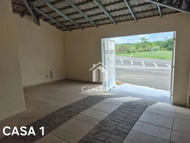Imagem: A casa possui 3 Dormitórios, 2 Banheiros, 2 Vagas na