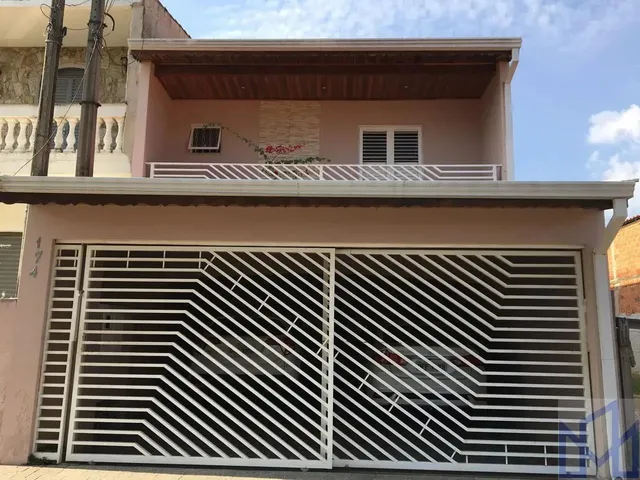 Imagem: A casa possui 3 Dormitórios, 3 Banheiros, 2 Vagas na