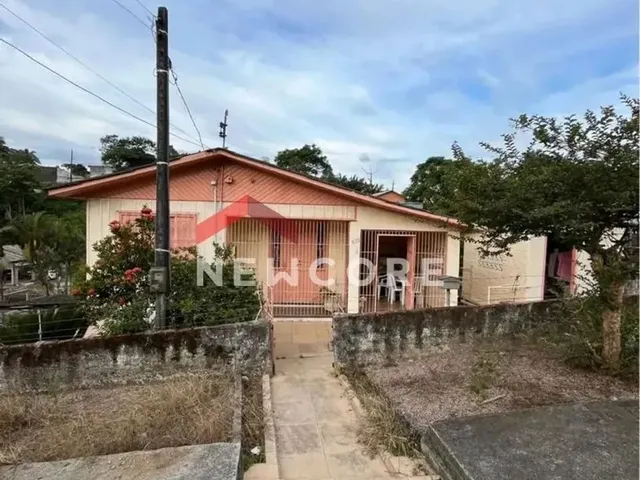 Imagem: A casa possui 3 Dormitórios, 1 Banheiro, 1 Vaga na