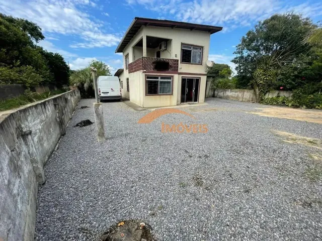 Imagem: Casa de Esquina com Amplo Terreno a Poucos