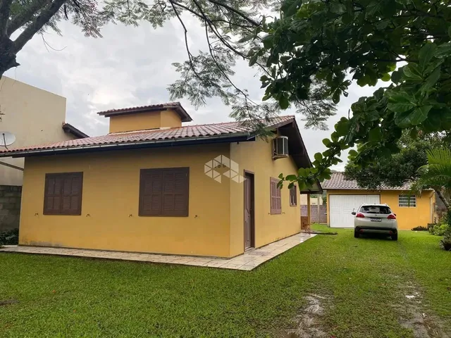 Imagem: A casa possui 3 Dormitórios, 2 Banheiros, 5 Vagas na