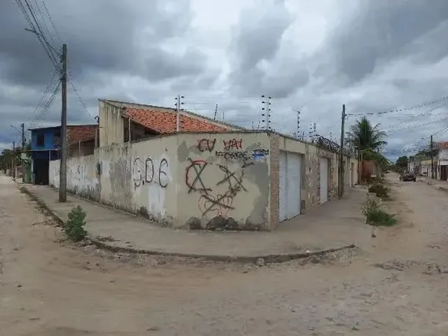 Imagem: A casa possui 2 Dormitórios, 1 Banheiro, 2 Vagas na