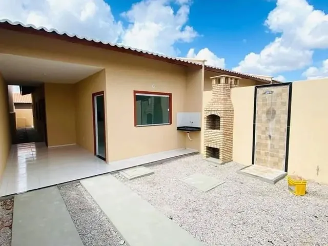 Imagem: A casa possui 3 Dormitórios, 2 Banheiros, 1 Vaga na