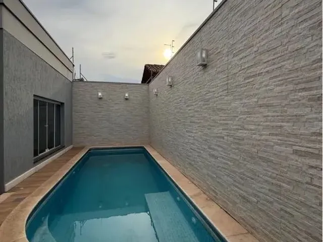 Imagem: A casa possui 3 Dormitórios, 2 Banheiros e está
