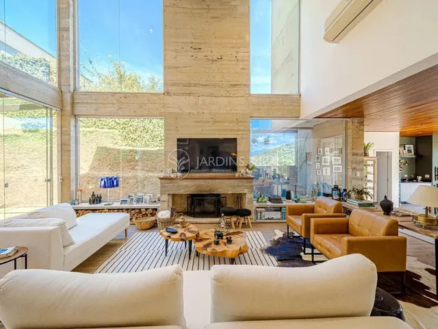 Imagem: Casa com 3 Suítes Integrada a Natureza