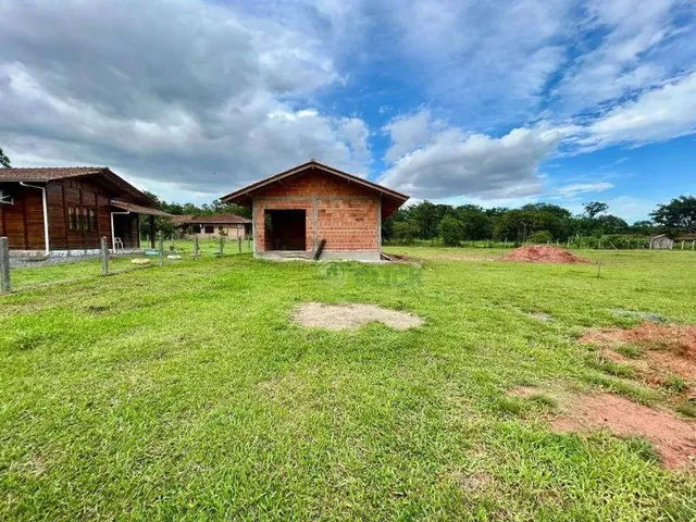Imagem: Linda Casa em Área Rural com Amplo Terreno