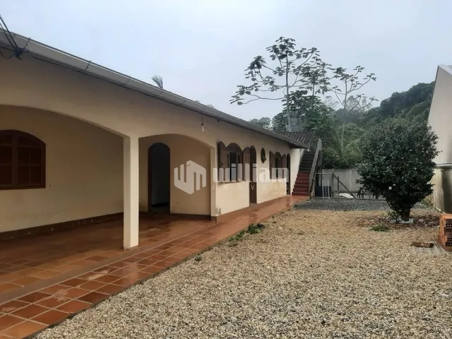Imagem: Casa Grande com Amplo Terreno