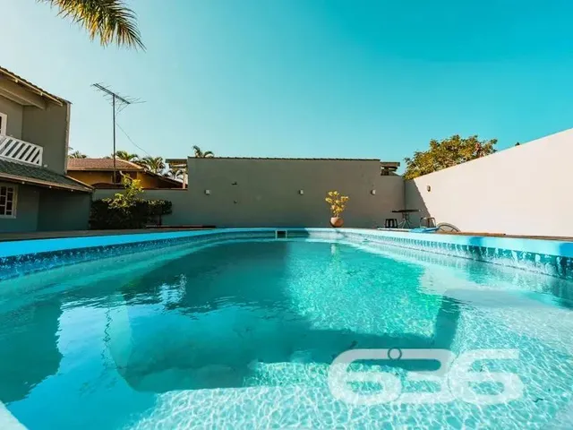 Imagem: A casa possui 5 Dormitórios, 1 Suíte, 3 Banheiros, 2