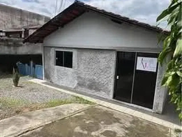 Imagem: A casa possui 5 Dormitórios, 3 Banheiros, 2 Vagas na