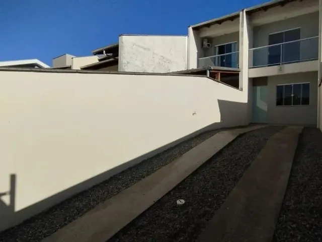 Imagem: A casa possui 2 Dormitórios, 1 Banheiro, 3 Vagas na