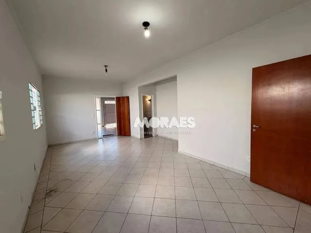 Imagem: A casa possui 4 Dormitórios, 3 Banheiros, 3 Vagas na