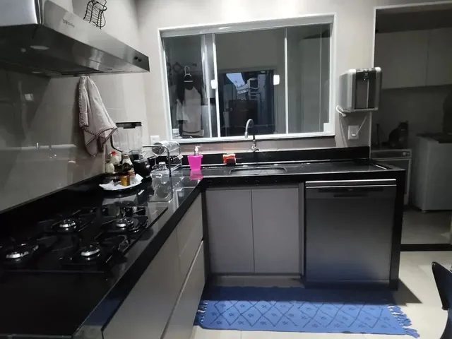 Imagem: A casa possui 3 Dormitórios, 1 Suíte, 3 Banheiros, 2