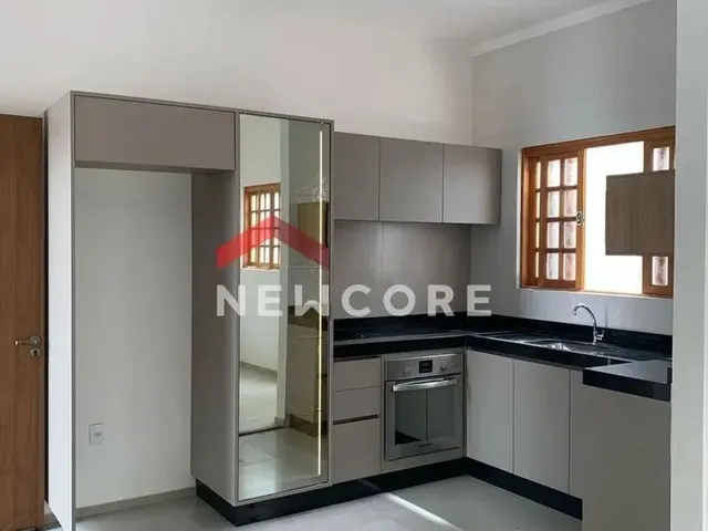 Imagem: A casa possui 3 Dormitórios, 1 Suíte, 2 Banheiros, 3