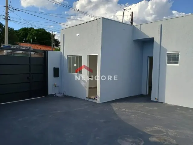 Imagem: A casa possui 2 Dormitórios, 2 Banheiros, 4 Vagas na