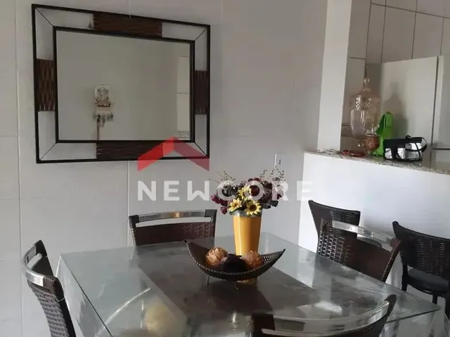 Imagem: A casa possui 3 Dormitórios, 2 Banheiros, 2 Vagas na