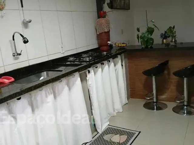 Imagem: A casa possui 2 Dormitórios, 1 Banheiro, 2 Vagas na