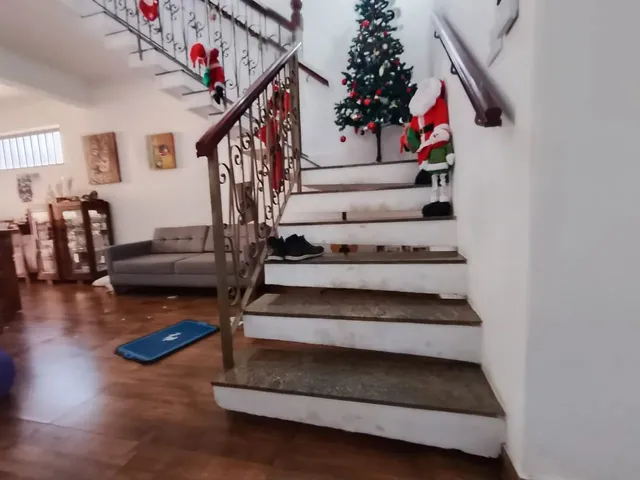 Imagem: A casa possui 5 Dormitórios, 3 Suítes, 5 Banheiros, 5