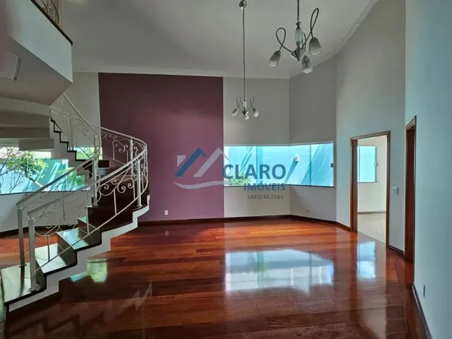 Imagem: A casa em condomínio possui 4 Dormitórios, 2 Suítes, 5
