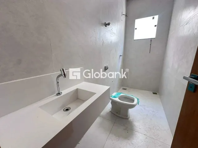 Imagem 2: Casa 3 Dormitórios com Suíte, Quintal e Área de Serviço em Canelas, Montes Claros