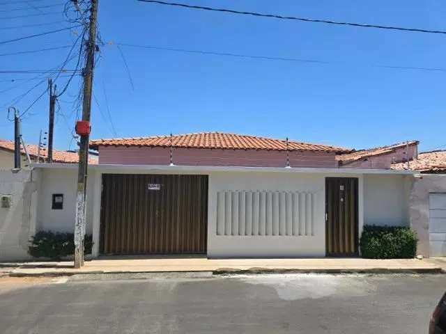 Imagem 1: Casa em Araripina com 4 Quartos e Garagem para 2 Carros no Centro