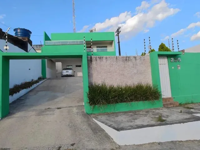 Imagem: A casa possui 3 Dormitórios, 1 Suíte, 3 Banheiros, 4 Vagas