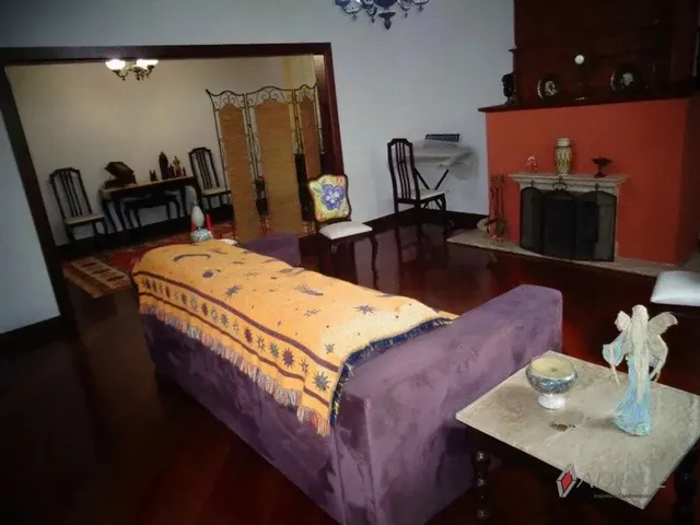 Imagem: A casa possui 5 Dormitórios, 2 Suítes, 2 Banheiros, 4