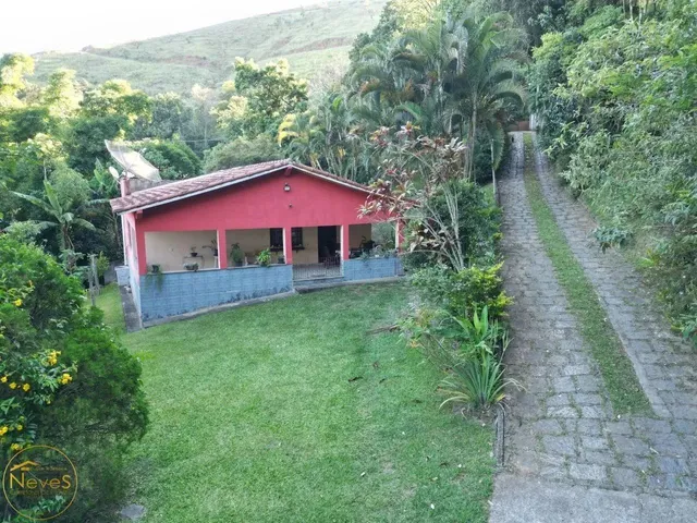 Imagem: A casa possui 5 Dormitórios, 1 Suíte, 4 Banheiros, 2