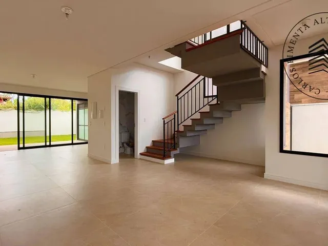 Imagem: Casa Germinada em Rua Tranquila Lagoa da