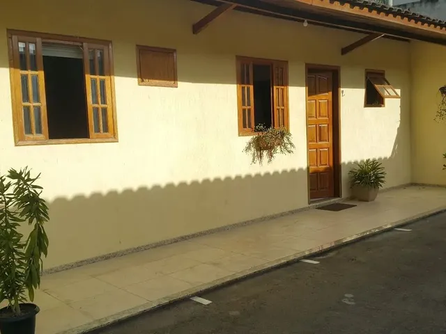 Imagem: A casa possui 2 Dormitórios, 1 Banheiro, 1 Vaga na