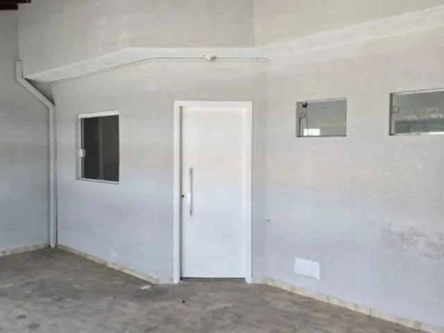 Imagem: A casa possui 2 Dormitórios, 2 Banheiros, 2 Vagas na