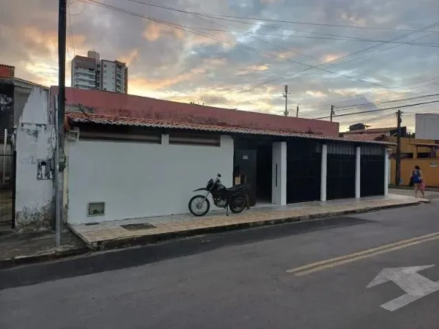 Imagem: Casa de Esquina em Área Valorizada do Monte