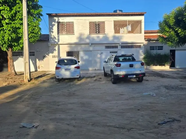 Imagem: A casa possui 5 Dormitórios, 3 Banheiros, 3 Vagas na
