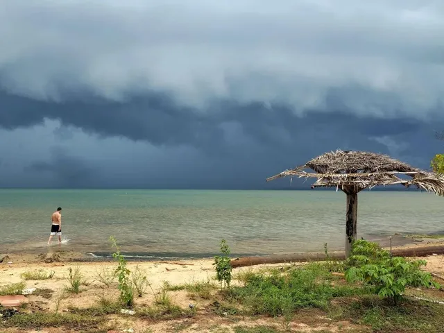 Imagem: Vende-Se Lote na Beira Lago Próximo a Praia
