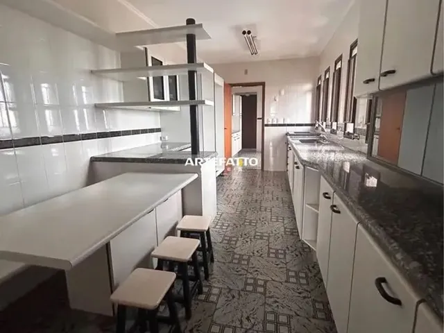 Imagem: O apartamento possui 4 Dormitórios, 1 Suíte, 4 Banheiros,