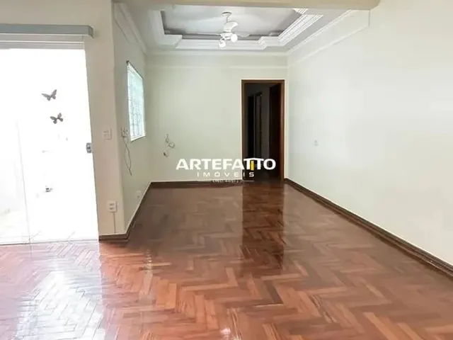 Imagem: A casa possui 5 Dormitórios, 3 Suítes, 5 Banheiros, 2