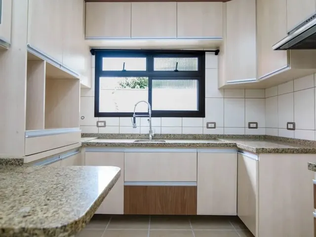 Imagem 11: Casa em Condomínio com Elevador e Bosque Privativo no Xaxim o Equilíbrio Perfeito Entre