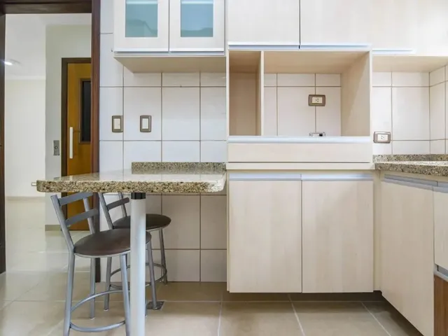Imagem 9: Casa em Condomínio com Elevador e Bosque Privativo no Xaxim o Equilíbrio Perfeito Entre