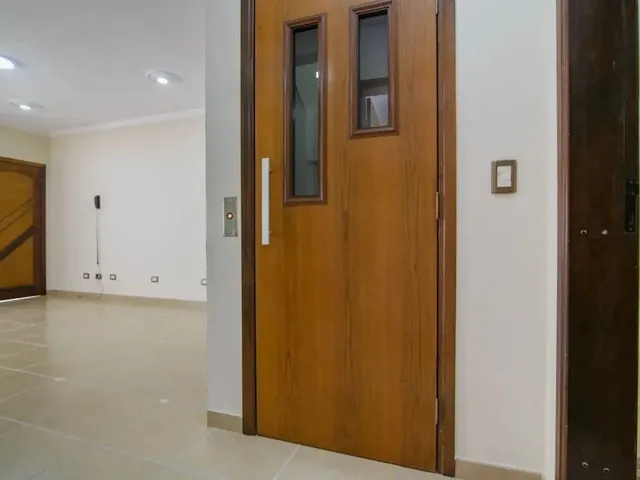 Imagem 10: Casa em Condomínio com Elevador e Bosque Privativo no Xaxim o Equilíbrio Perfeito Entre