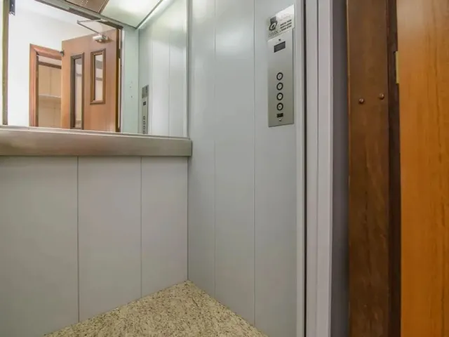 Imagem 12: Casa em Condomínio com Elevador e Bosque Privativo no Xaxim o Equilíbrio Perfeito Entre