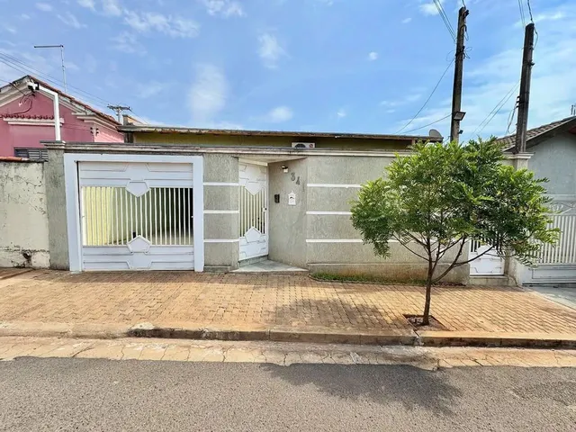 Imagem: A casa possui 3 Dormitórios, 2 Banheiros, 2 Vagas na