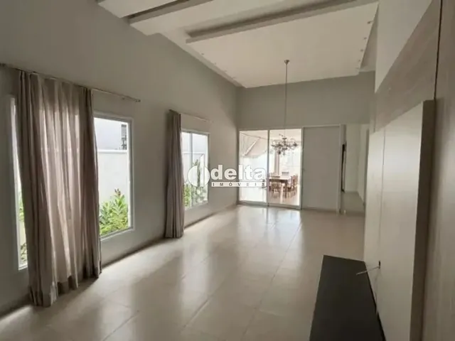Imagem: Casa em Condomínio com 3 Suítes, Disponível