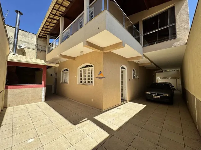 Imagem 1: Locação - Casa Ampla com 2 Pavimentos, 5 Quartos, Espaço Gourmet e 6 Vagas de Garagem