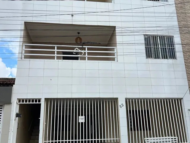 Imagem 10: Casa no 2º Andar. Varanda, 1 Banheiroe2 Dormitórios
