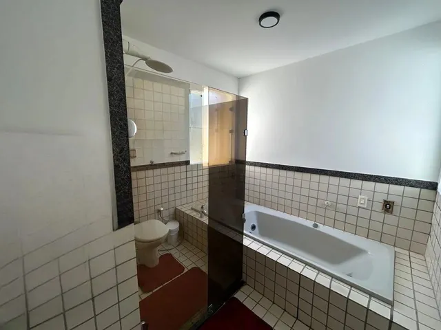 Imagem: A casa possui 3 Dormitórios, 5 Banheiros, 2 Vagas na