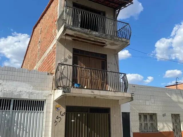 Imagem: A casa possui 3 Dormitórios, 3 Banheiros, 1 Vaga na