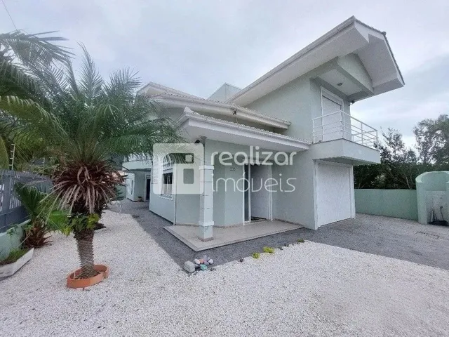 Imagem: A casa possui 4 Dormitórios, 3 Banheiros, 2 Vagas na